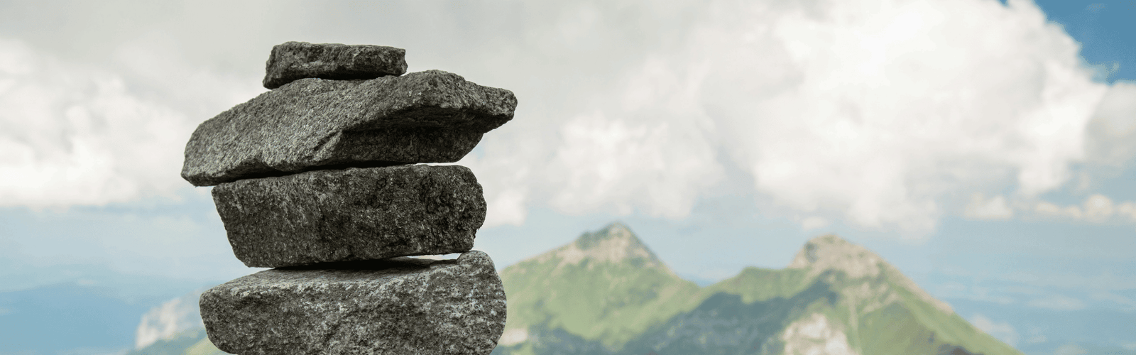 Des petites pierres empilées au sommet d'une montagne