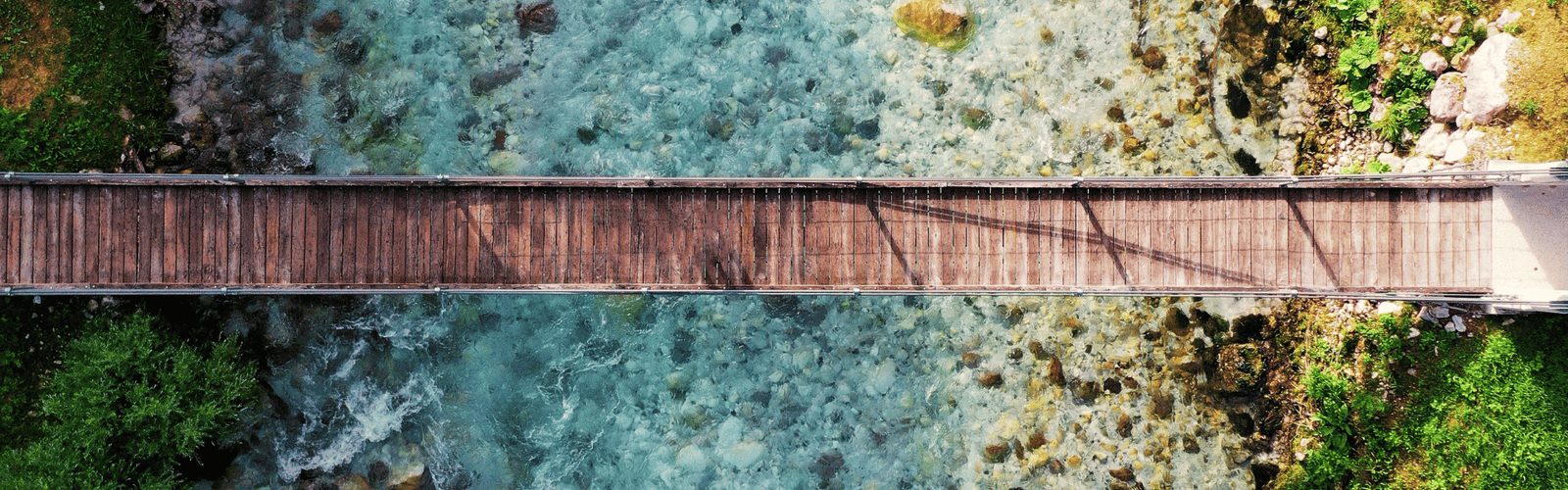 Une vue aérienne d'un pont en bois au-dessus d'une rivière
