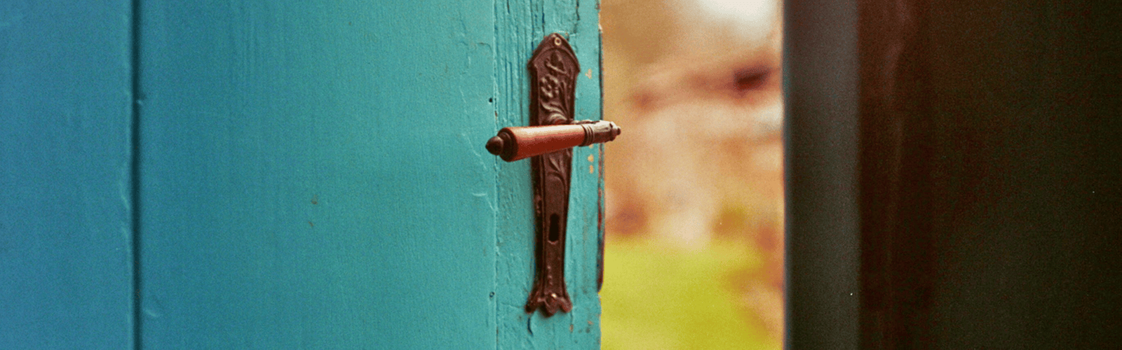 Une porte ouverte donnant sur un jardin