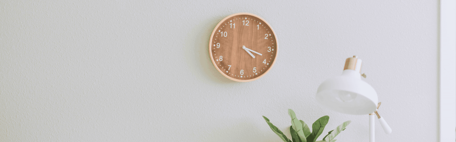 Une horloge sur un mur dans une pièce