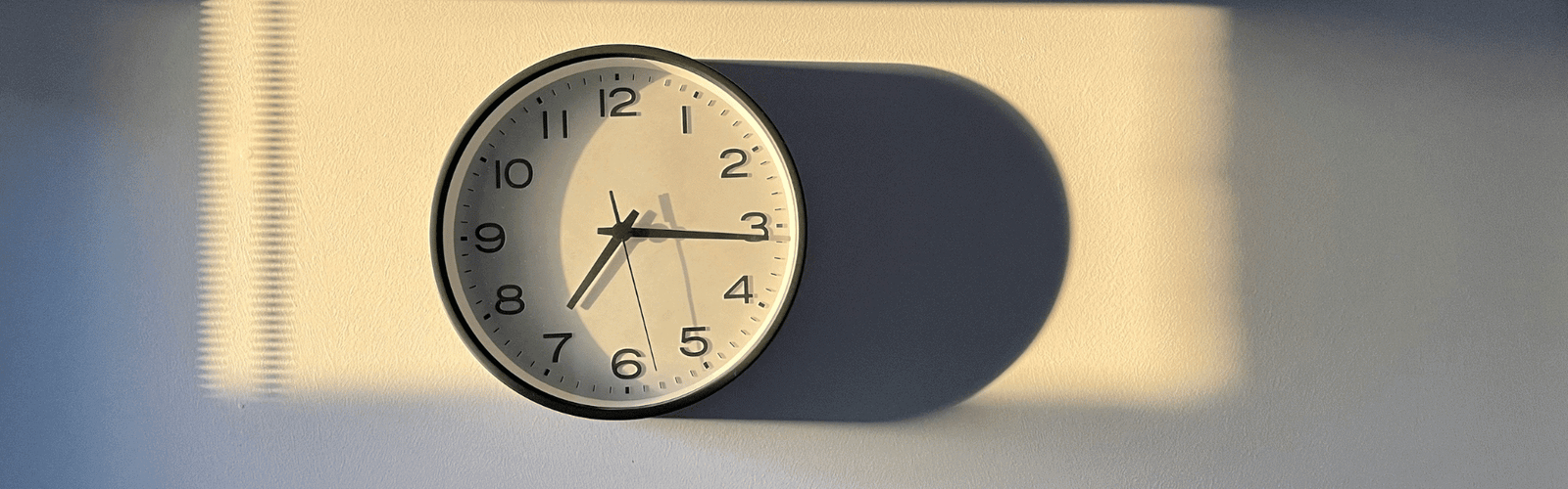 Une horloge sur un mur