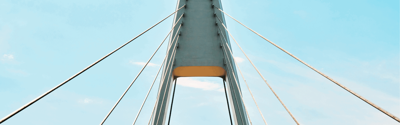 Un zoom sur un pilier de pont avec des haubans