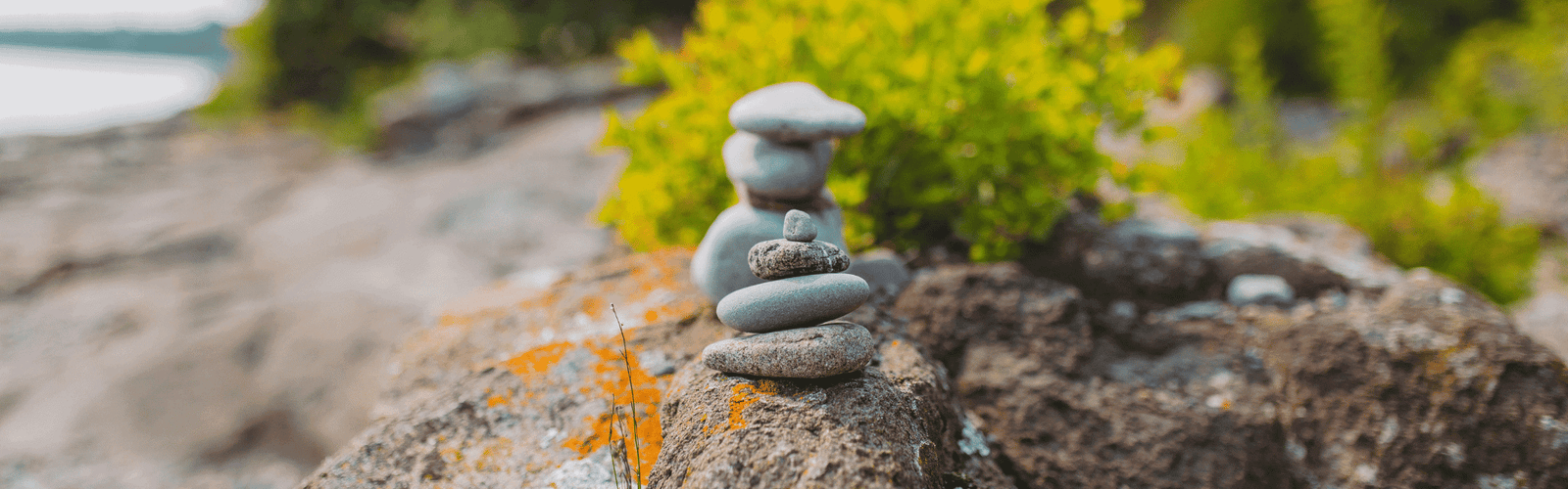 Des pierres empilées sur un rocher